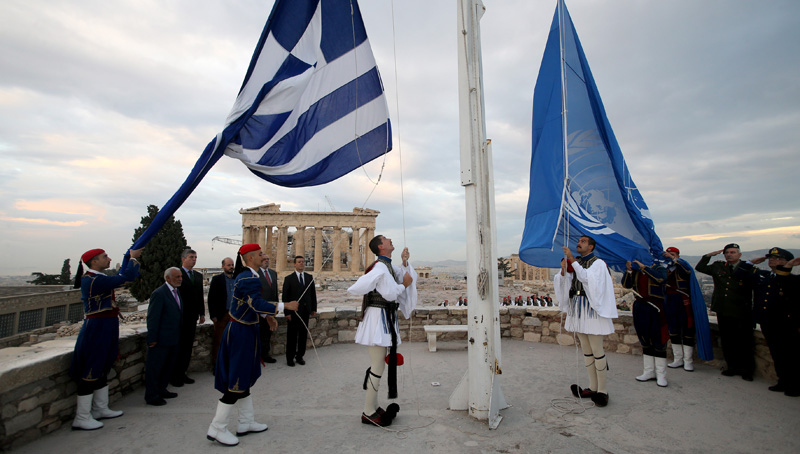 Έπαρση της σημαίας του ΟΗΕ στον ιερό βράχο της Ακρόπολης - Media