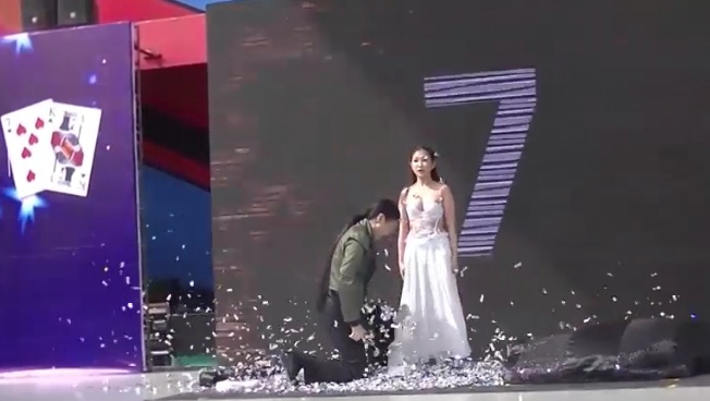 Ρεκόρ Γκίνες: Έκαναν 19 αλλαγές ρούχων μέσα σε ένα λεπτό! (Video) - Media