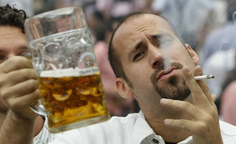 Οι Ευρωπαίοι πίνουν και καπνίζουν περισσότερο και οι Ευρωπαίες έχουν κατάθλιψη και πονοκεφάλους - Media