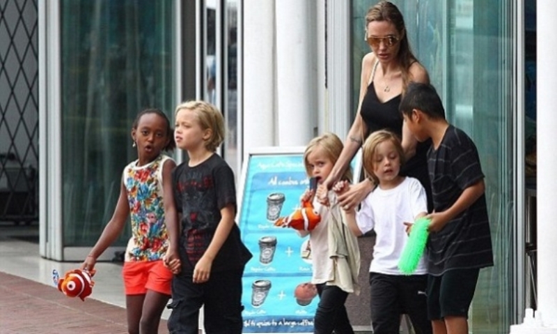 Τζολί: Δεν ήθελα να παντρευτώ τον Πιτ - Είπα το «ναι» μετά από πίεση των παιδιών  - Media