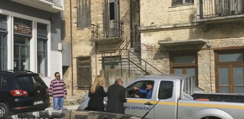 Καβγάς αντιδημάρχου-αντιπεριφερειάρχη στη Ναύπακτο στη μέση του δρόμου (Video) - Media