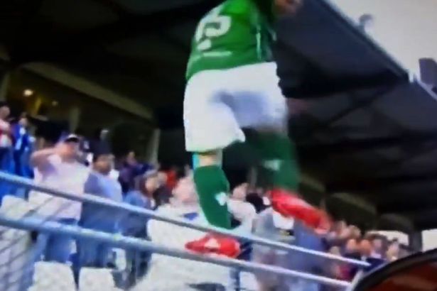 Ποδοσφαιριστής ανεβαίνει στην εξέδρα και κλωτσάει στο πρόσωπο οπαδό (Video) - Media