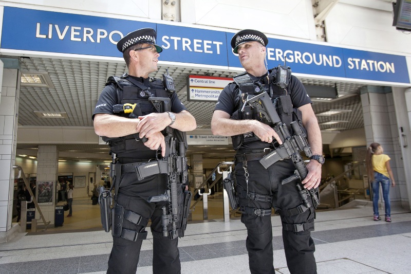 Δώδεκα επιθέσεις τρομοκρατών απέτρεψαν οι μυστικές υπηρεσίες της Βρετανίας - Media