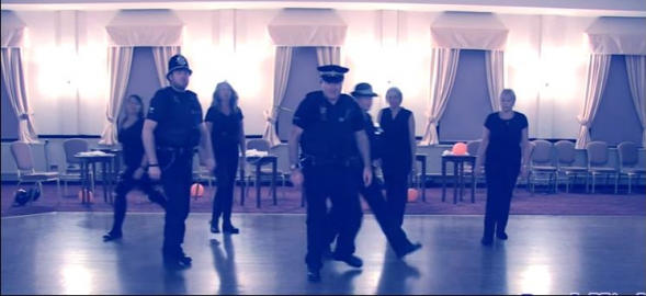 Αστυνομικοί χορεύουν Μάικλ Τζάκσον και γίνονται viral (Video) - Media