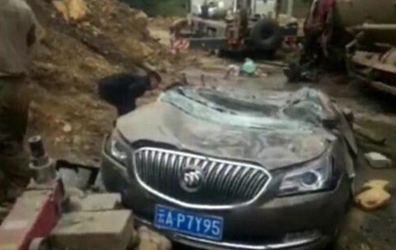 Κίνα: 5χρονη σώθηκε εκ θαύματος όταν φορτηγό καταπλάκωσε το αυτοκίνητο των γονιών της (Photos - Video) - Media