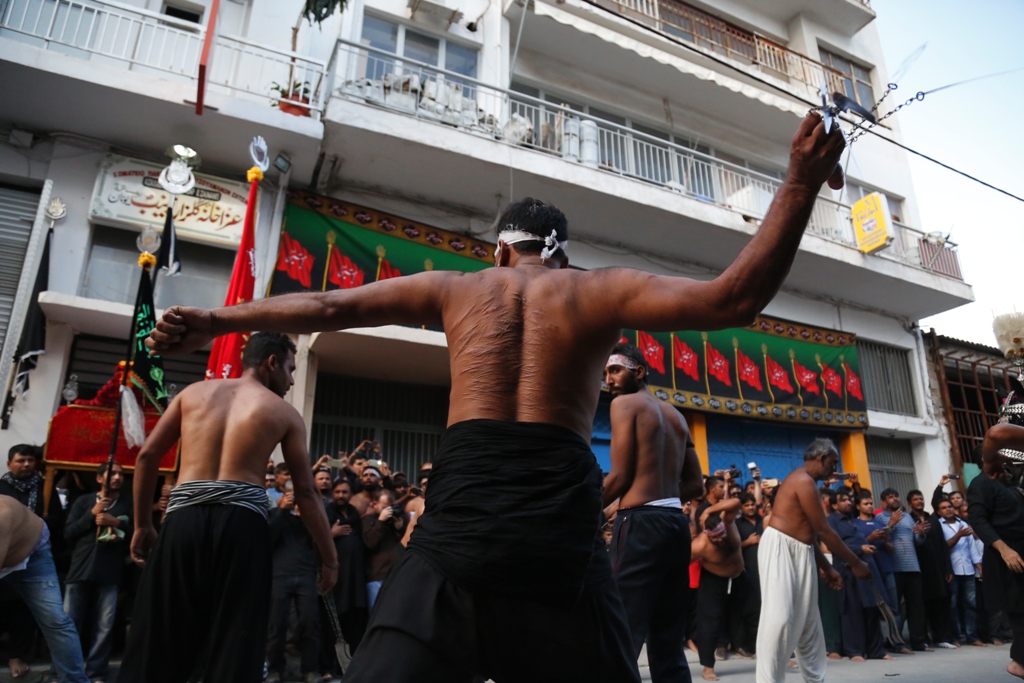Tο αυτομαστίγωμα με λεπίδες των σιιτών στον Πειραιά για την Ασούρα (Σκληρές Εικόνες) - Media