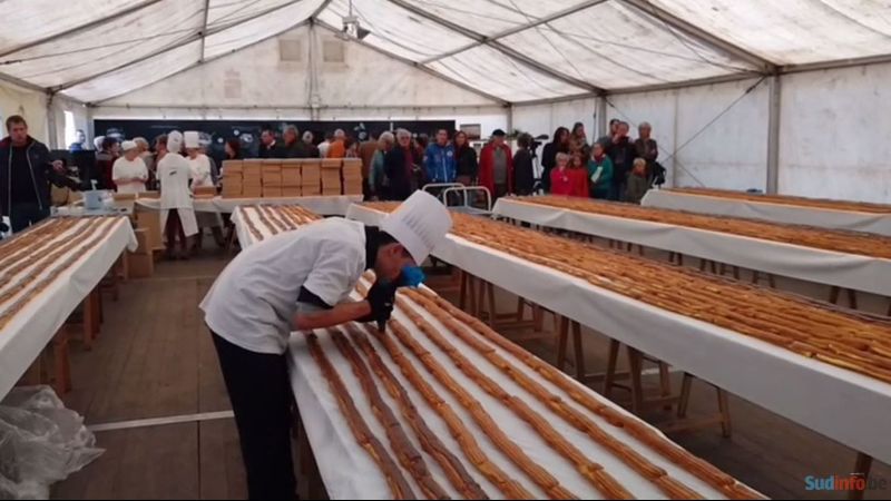 Ρεκόρ γεμάτο.. γλύκα: Βέλγοι ζαχαροπλάστες έφτιαξαν εκλέρ σοκολάτας 676 μέτρων (Video) - Media