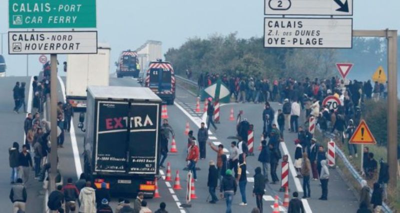 Σοκ στον καταυλισμό του Καλαί στη Γαλλία: Διερμηνέας καταγγέλει πως τη βιάσε ένας πρόσφυγας - Media