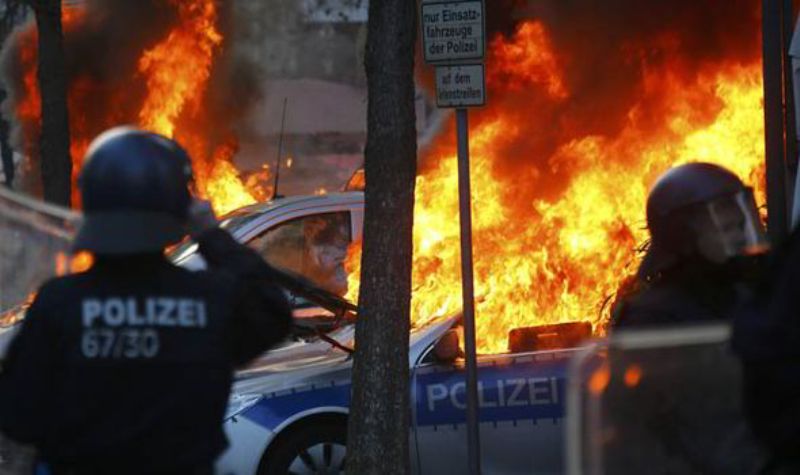 Δρέσδη: Παρανάλωμα του πυρός τρία περιπολικά, παρά την αστυνομική παρουσία - Media