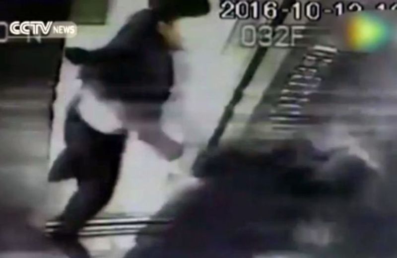 Άγριος ξυλοδαρμός μητέρας μπροστά στα μάτια του παιδιού της (Σκληρό Video) - Media