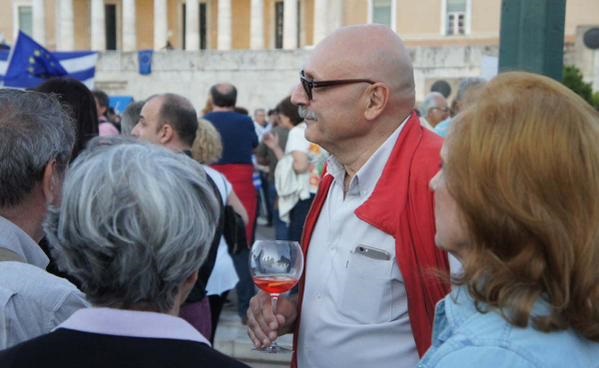 Τι απέγινε ο «διαδηλωτής με το κολωνάτο ποτήρι»; (Photos) - Media