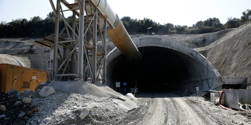 Πάτρα: Ένας νεκρός και ένας τραυματίας σε εργοτάξιο στο Διακοφτό μετά από ανατροπή φορτηγού - Media