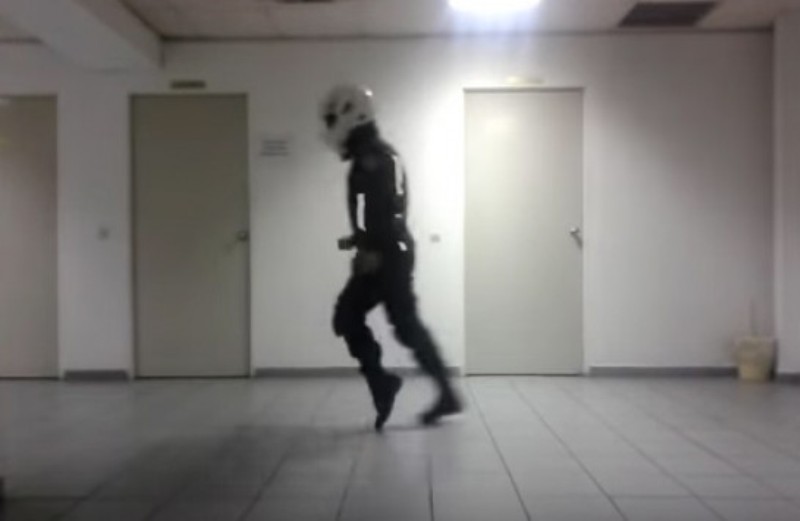 Αστυνομικός της ΔΙΑΣ χορεύει Μάικλ Τζάκσον και γίνεται viral (Video) - Media