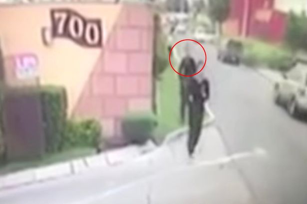 Εν ψυχρώ εκτέλεση δικαστή στη μέση του δρόμου ( Σκληρό Video) - Media