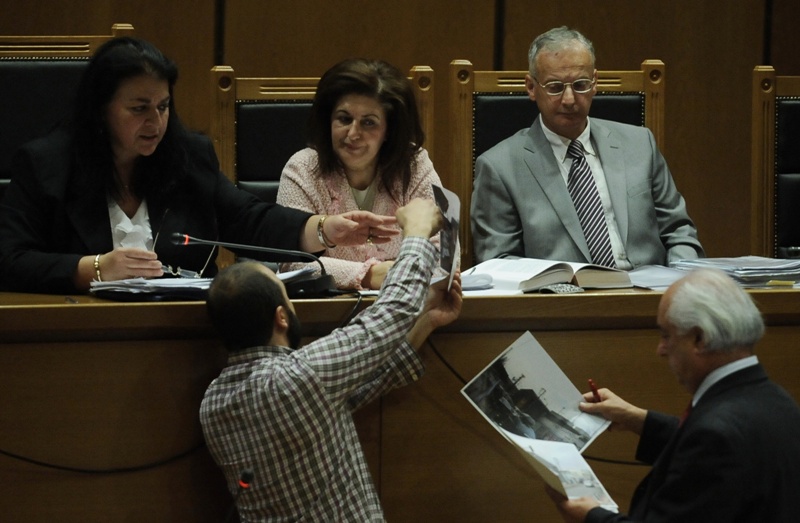 Επτά μήνες φυλακή στον χρυσαυγίτη που είπε στη μητέρα του Φύσσα «Πού είναι ο Παύλος σου τώρα;» - Media