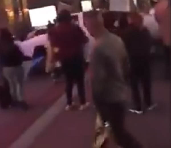 Οδηγός «πέρασε πάνω» από διαδηλωτές που του έκλειναν το δρόμο (Video) - Media