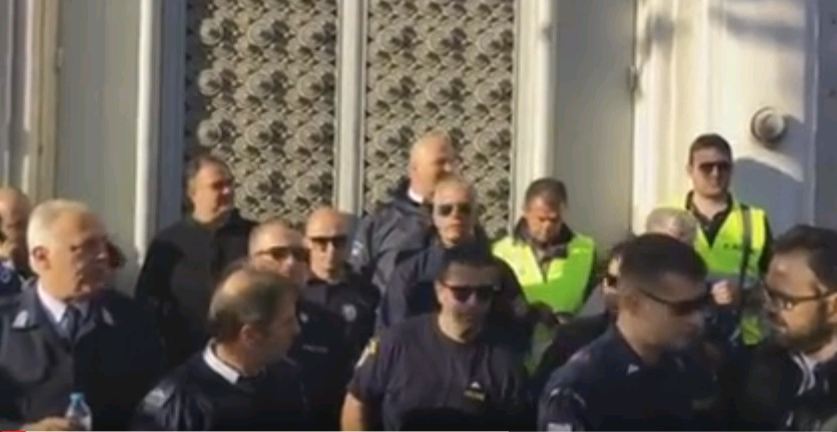 Αστυνομικοί, λιμενικοί και πυροσβέστες διαμαρτύρονται έξω από το Γενικό Λογιστήριο του Κράτους ( Video) - Media
