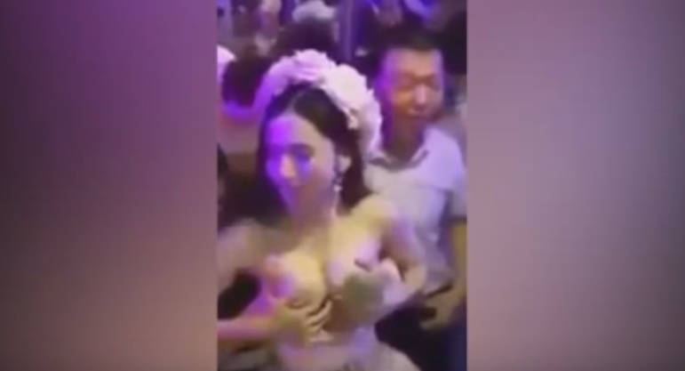 Νύφη προσφέρει το… στήθος της σε καλεσμένους  - Προσπαθεί να συγκεντρώσει χρήματα για το ταξίδι του μέλιτος (Video) - Media