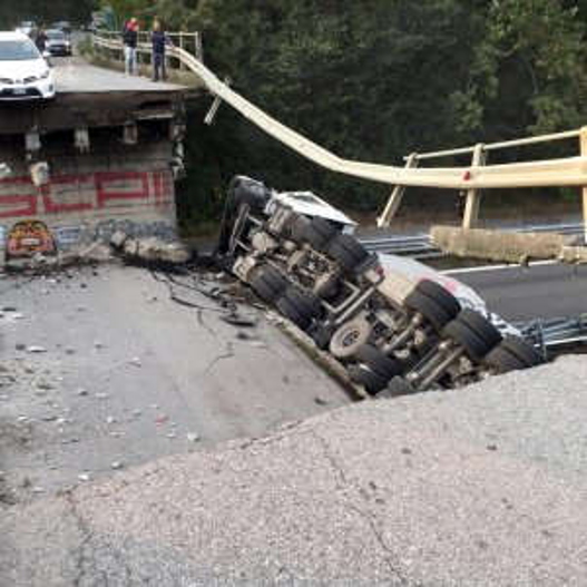 Τρόμος στην Ιταλία από κατάρρευση γέφυρας: Ενας νεκρός και τέσσερις τραυματίες (Photos) - Media