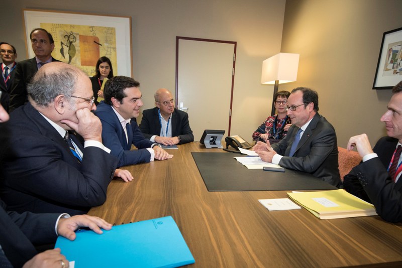 Ολάντ: Να υλοποιηθούν άμεσα οι δεσμεύσεις για το χρέος - Media