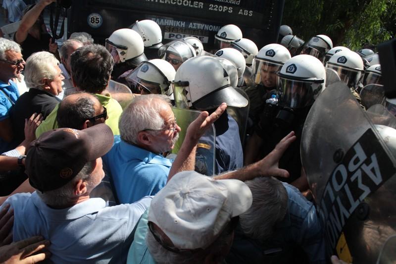 Φτου, να μην τους ΜΑΤιάσουμε!  - Media