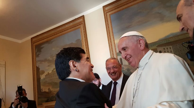 Όταν ο Πάπας συνάντησε τον «Θεό της μπάλας» (Photos) - Media