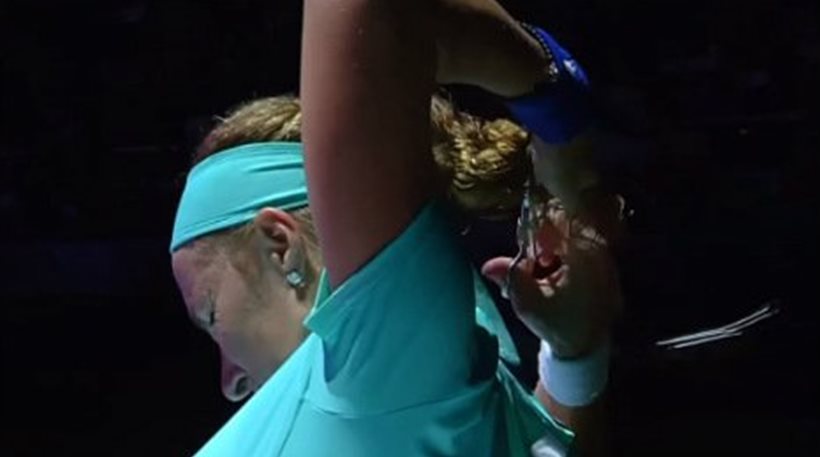 Δεν ξανάγινε: Η Κουζνέτσοβα κουρεύτηκε μόνη της την ώρα του αγώνα τένις (Video) - Media