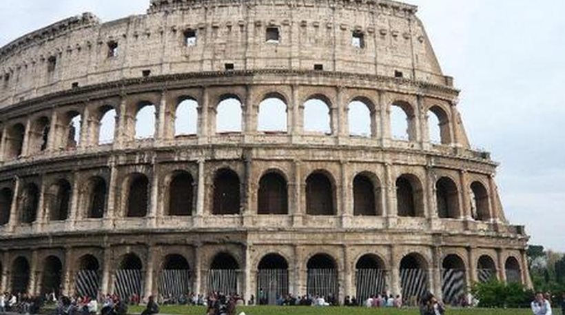 Ο Εγκέλαδος απειλεί το Κολοσσαίο - Μεγαλώνουν οι ρωγμές μετά τις σεισμικές δονήσεις στην Ιταλία  - Media