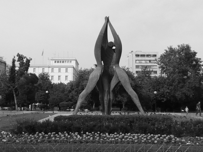 Φρικτό θέαμα στο κέντρο της Αθήνας: Απαγχονίστηκε στην πλατεία Κλαυθμώνος - Media