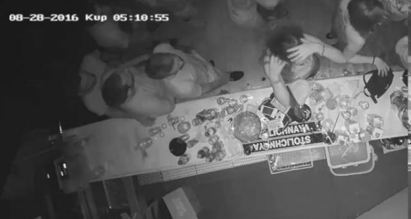 Χανιά: Δείτε με ποιον τρόπο μπορεί κάποιος να κλέψει το κινητό σας σε μπαρ (Video) - Media