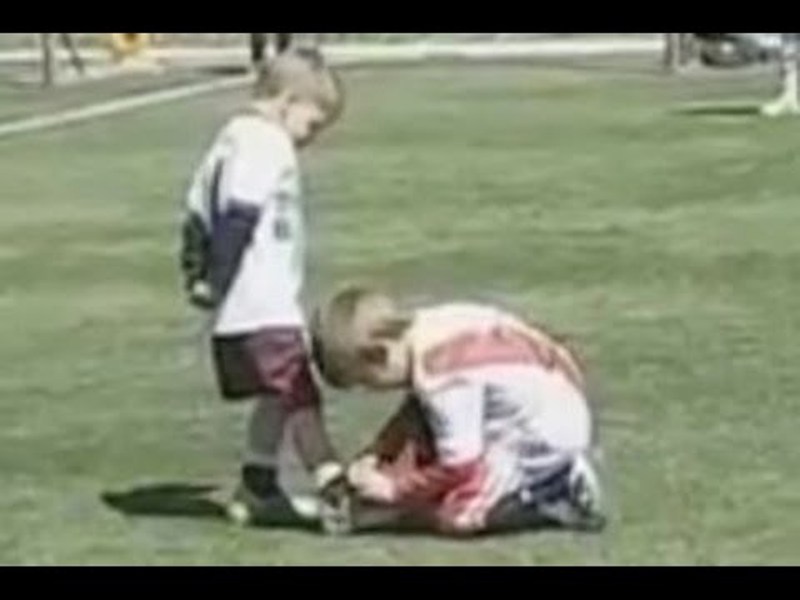 Το fair play σε όλο του το μεγαλείο: Μπόμπιρας έδεσε τα κορδόνια αντιπάλου του (Video) - Media