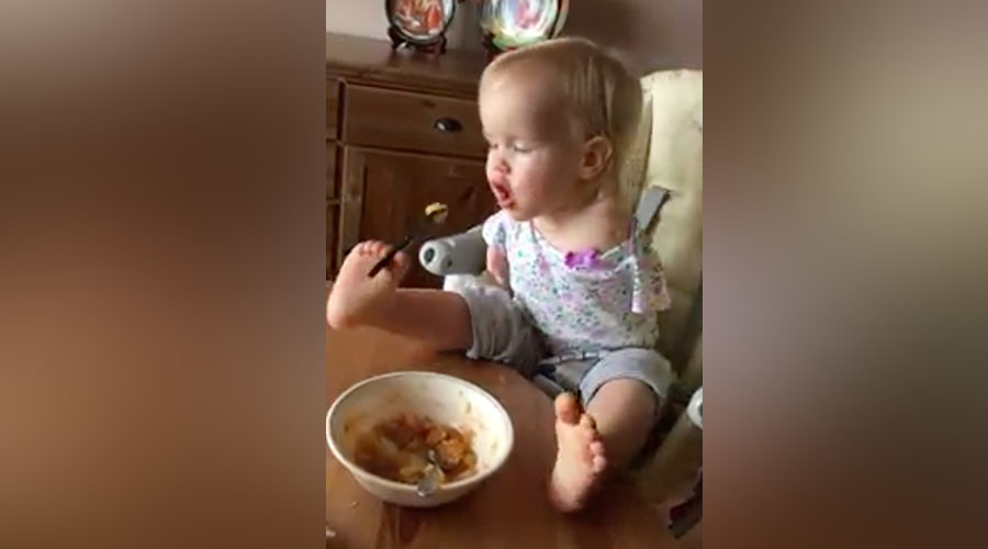 Συγκλονιστική δύναμη: Κοριτσάκι χωρίς χέρια, τρώει με το πόδι (Video) - Media