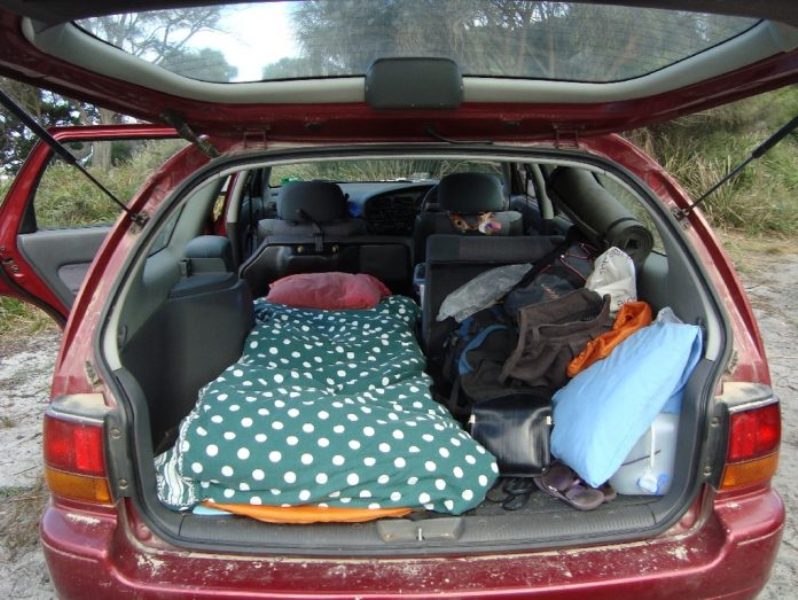 Αυτοκίνητο – κρεβατοκάμαρα για άστεγη οικογένεια με δυο παιδιά (Video) - Media