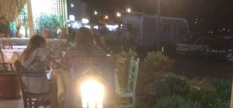 Αυτό μόνο στην Κρήτη! Δείτε με τι «συνοδεία»  πήγε σε ταβέρνα (Photo) - Media
