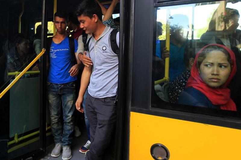 Με δώδεκα λεωφορεία τα προσφυγόπουλα στα σχολεία - Media