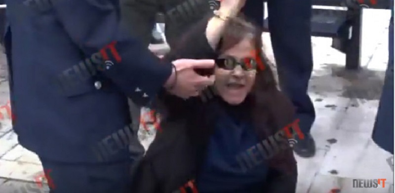 Η Λουκά έκανε ντου στην παρέλαση με συνθήματα κατά Φίλη: Γερμανοτσολιά, προδότη! (Video) - Media