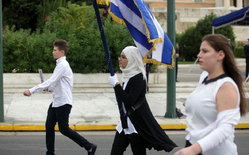 Η Ελλάδα που μας κάνει υπερήφανους: Η σημαιοφόρος με τη μαντίλα που κέρδισε το χειροκρότημα του κόσμου (Photos)  - Media