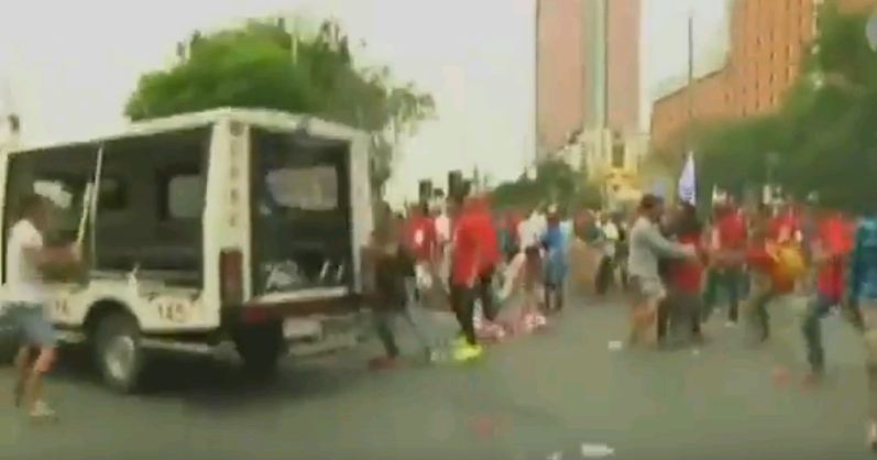 Φιλιππίνες: Αστυνομικό φορτηγάκι έπεσε πάνω σε διαδηλωτές (Video) - Media