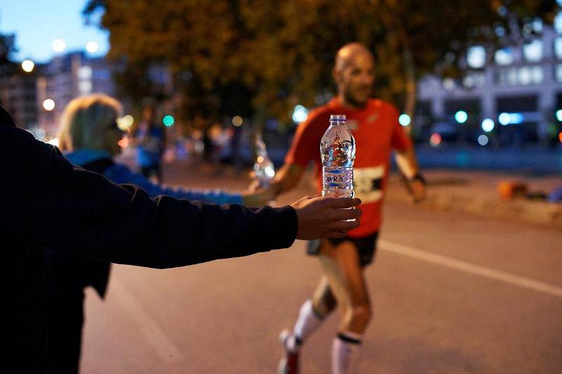 Το Φυσικό Μεταλλικό Νερό ΑΥΡΑ, δρόσισε 21.000 δρομείς στον 5ο Διεθνή Νυχτερινό Ημιμαραθώνιο Θεσσαλονίκης - Media