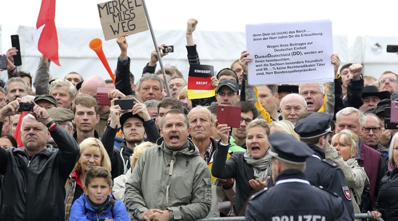 «Να φύγει η Μέρκελ»: Ξενοφοβικοί διαδηλωτές προπηλάκισαν την Καγκελάριο (Photos / Video) - Media