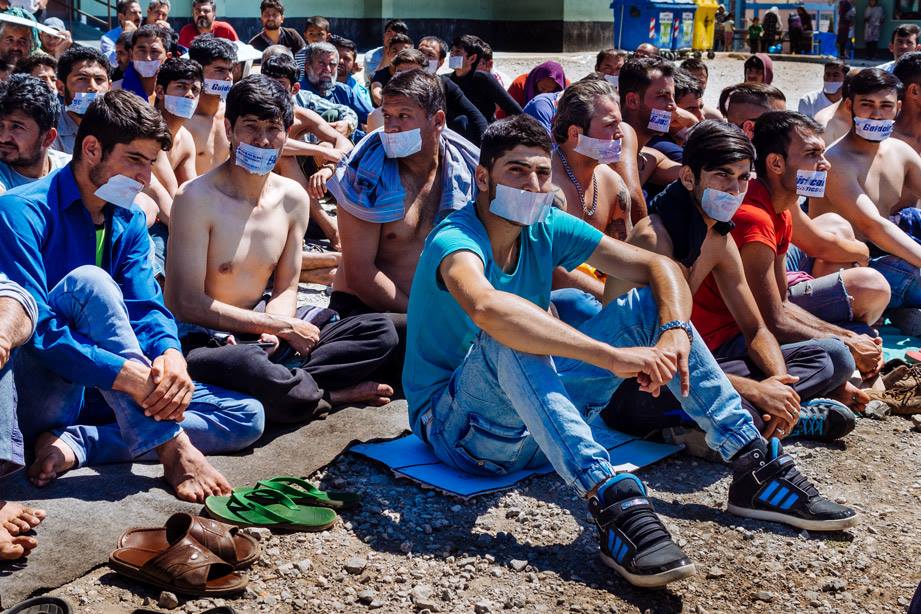 Σε απεργία πείνας 68 μετανάστες σε κέντρο κράτησης στη Βαρκελώνη - Media