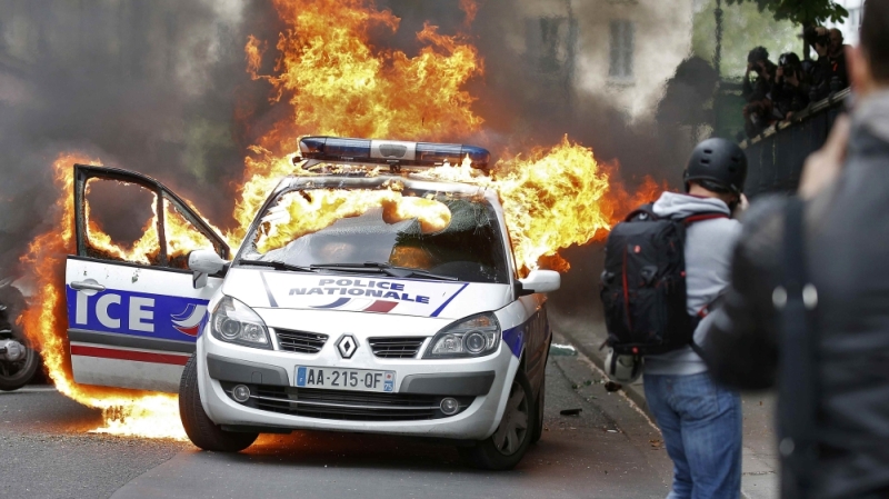Γαλλία: Χαροπαλεύει 28χρονος αστυνομικός μετά από επίθεση με μολότοφ (Video) - Media