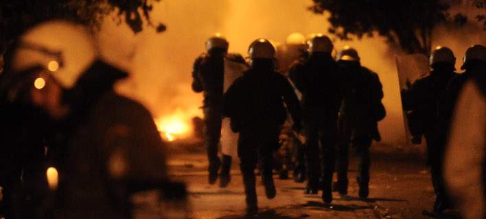 Σοβαρά επεισόδια στο Πολυτεχνείο μεταξύ αντιεξουσιαστών και αστυνομικών δυνάμεων - Φωτιές, μολότοφ και χημικά - Media