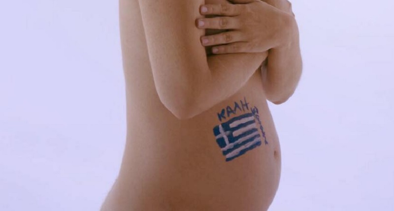 Η φουσκωμένη κοιλίτσα γνωστής ηθοποιού με την Ελληνική σημαία (Photos) - Media