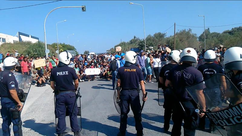 Συγκρούσεις μεταναστών με την αστυνομία στην πόλη της Μυτιλήνης - Media