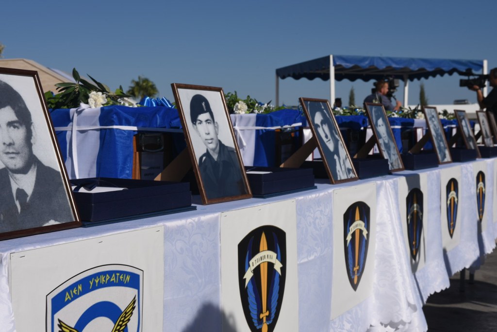 Η Ελλάδα υποδέχθηκε τα λείψανα των 16 ηρώων του Noratlas (Photos) - Media