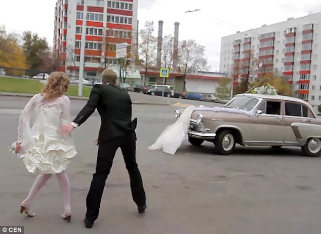 Η άτυχη νύφη που έμεινε με τις… ζαρτιέρες στον δρόμο (Video) - Media