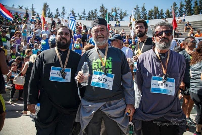 Παπάδες έτρεξαν με τα ράσα στον Ημιμαραθώνιο Κρήτης (Photos) - Media