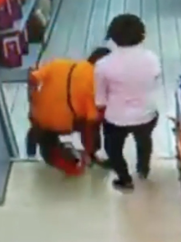 Δραματική στιγμή: Πατέρας γλιστρά και καταπλακώνει τον γιο του - Φόβοι πως το παιδί έχασε τη ζωή του (Video) - Media