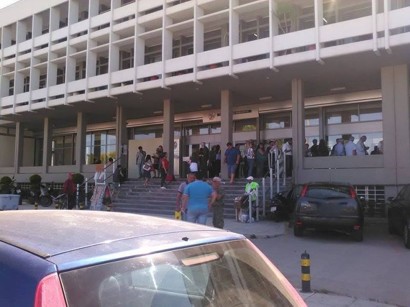 Στα χέρια πιάστηκαν μια γυναίκα με τον σεκιουριτά στη ΔΕΗ Πατρών - Media